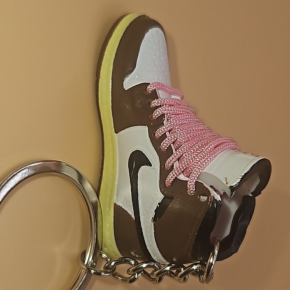 Travis Scott Jordan 1 Keychain - Picture 3 of 4